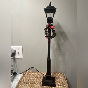 Byers Choice 2002 lamp post. Decorated with a Christmas wreath. Never used.